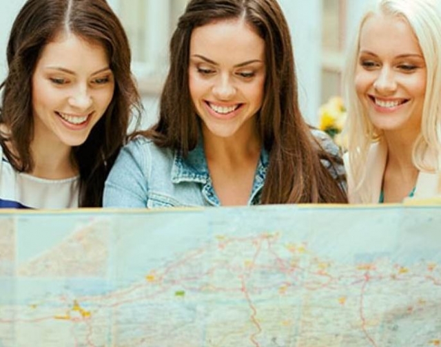 Chicas consultando el plano de la ciudad